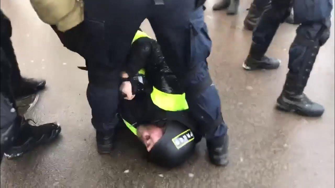 Нападение на питер. Задержана блокадница на митинге задержана митинге. Задержание журналиста на пробежке перед митингом. На митинге задержали Генерала.