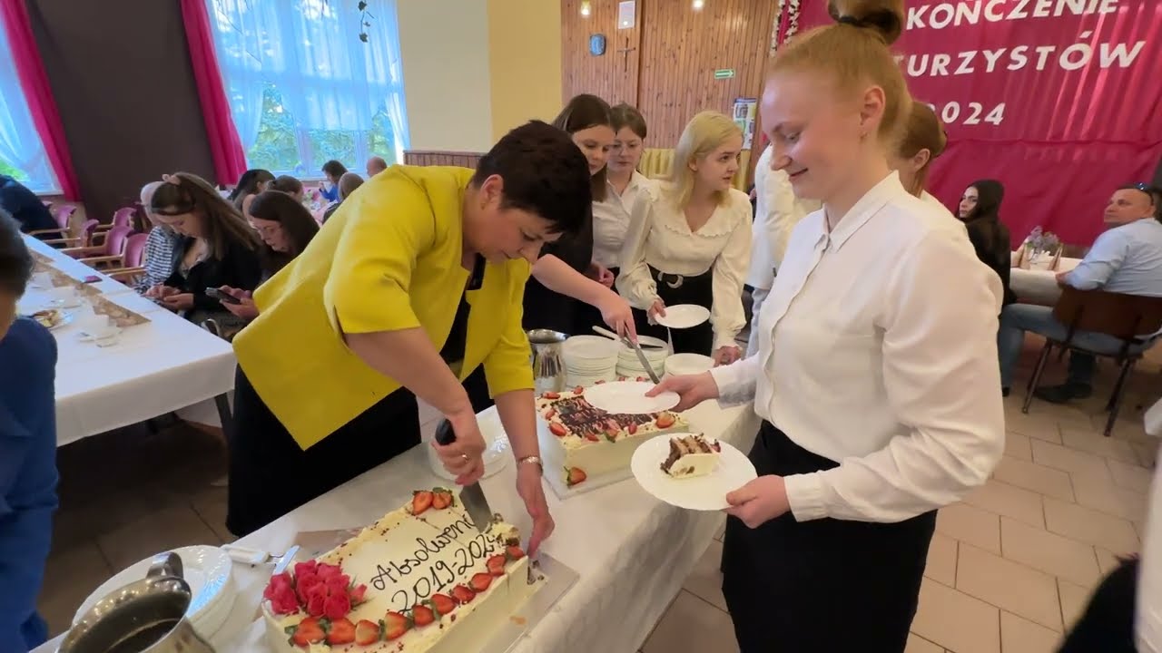 Krojenie tortu okolicznościowego - abiturienci 2024