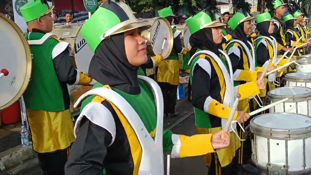 MB SMA NU Al Ma'ruf Kudus tampil di depan Bapak Presiden Jokowi | Jalan Sehat 1 Abad NU