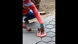 cara membuat lantai halaman motif paving