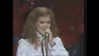 Kirsty MacColl - There’s A Guy Works Down The Chip Shop Swears He’s Elvis (live on Irish TV 1981)