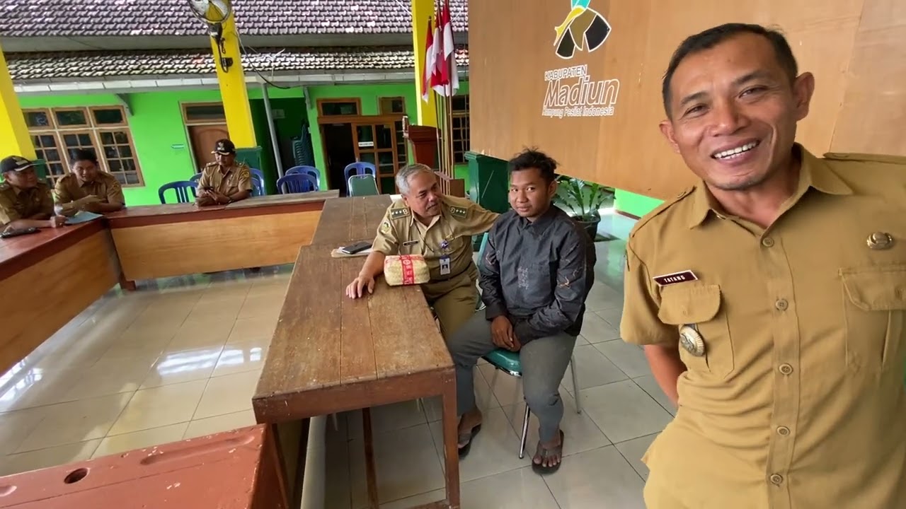 MENGHADAP PAK CAMAT!