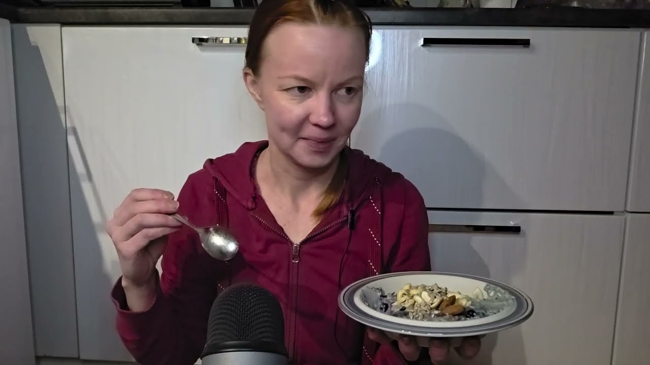 ASMR Suomi - Syödään aamupalaa yhdessä & höpöttelyjä soft spoken