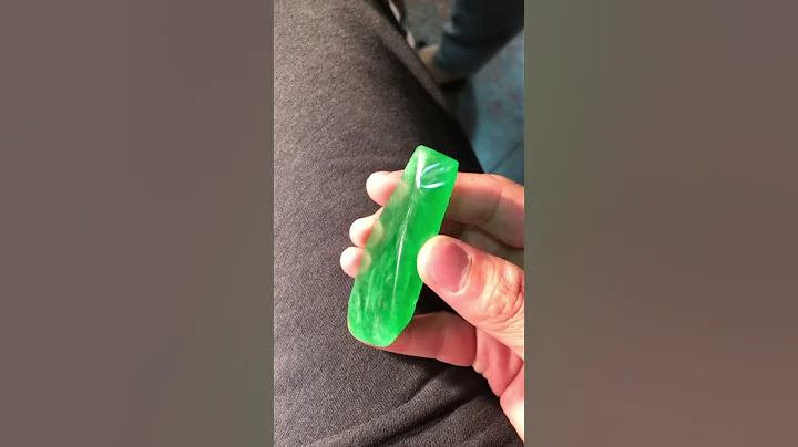 今天去工廠找老闆拿新貨看老闆在哪裡盤玩這個色料，我說真漂亮剛買的嘛？他說是的。結果他一群朋友來喝茶三言兩語就賣同行朋友了。好料子老闆還沒玩熱乎就被人打賺買走。好東西永遠有市場#陳家藝術翡翠 - 天天要聞