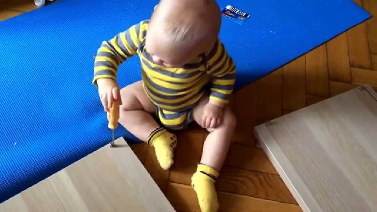 Максим собирает мебель - YouTube