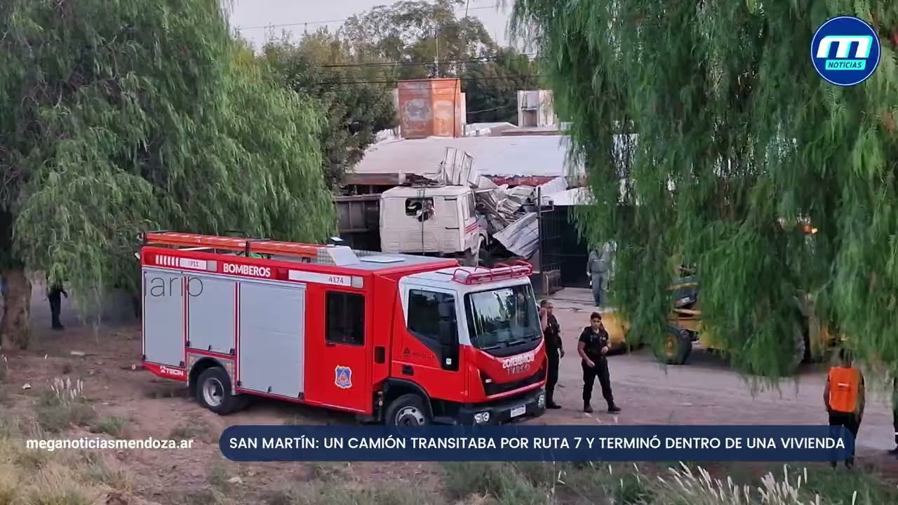 CAMIÓN PIERDE EL CONTROL Y SE METE EN UNA CASA DEL BARRIO EL NEVADO: DOS HERIDOS