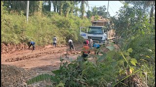 Instantly Kernet Down! Truck driver hesitates to see the race in the middle of the road