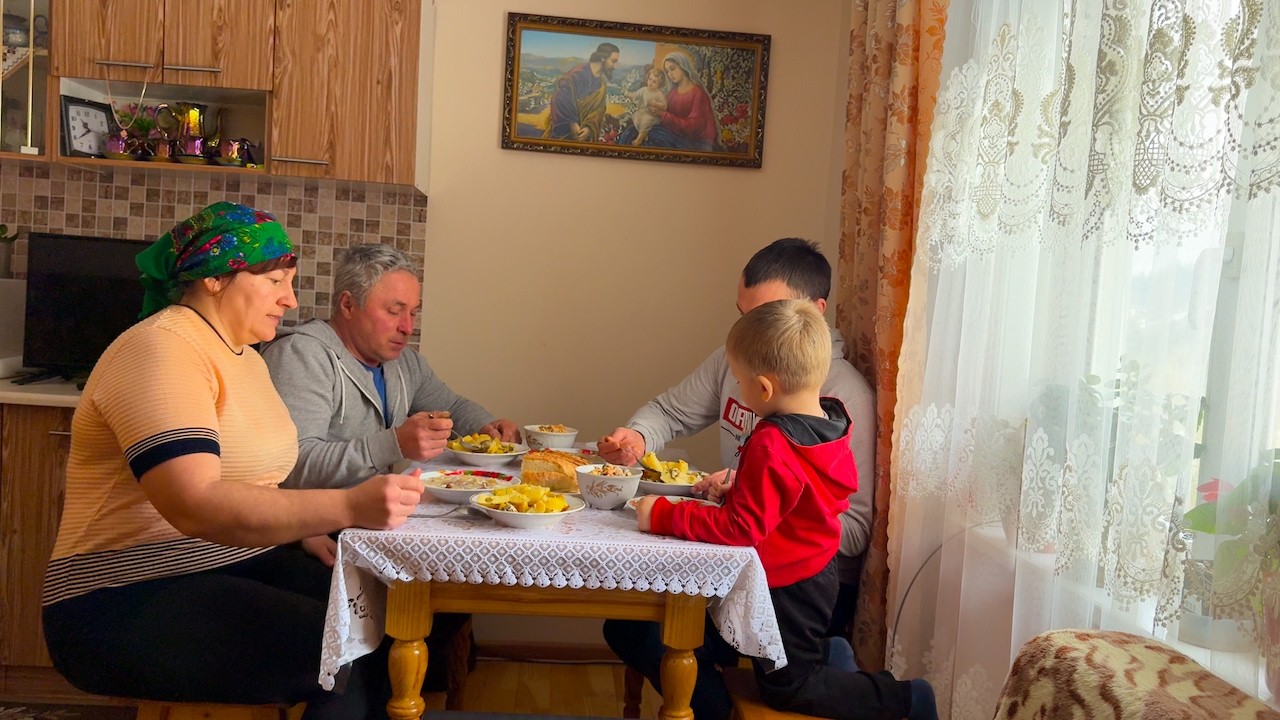 Carpathian Village Life: Newborn Calf, Grandma Cooking & Traditional Family Day 🐄🏔️