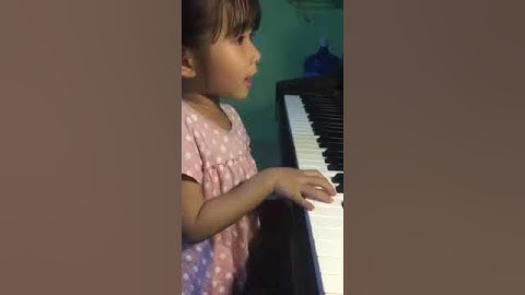 Ngày đầu bé con học Piano