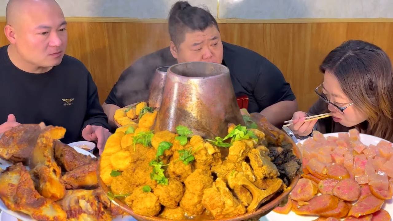 肉山暴击！老火锅+焖子＋脊骨，猴哥四人香到失语！这火锅谁顶得住啊！【胖猴仔】