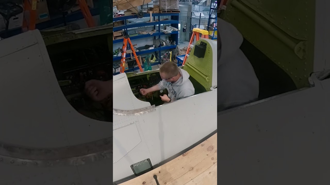 Operating the FM-2 Wildcat's Hand-cranked Landing Gear!  (2/3)