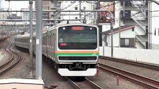 E231系1000番台ｺﾂK-35編成とｺﾂS-16編成が普通沼津行として浦和駅3番線に到着するシーン