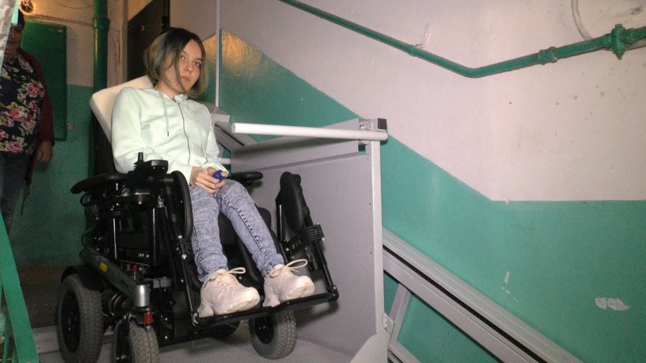 Девочка-инвалид ждала установки пандуса в доме 12 лет