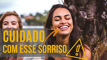 O que significa o sorriso de lado?