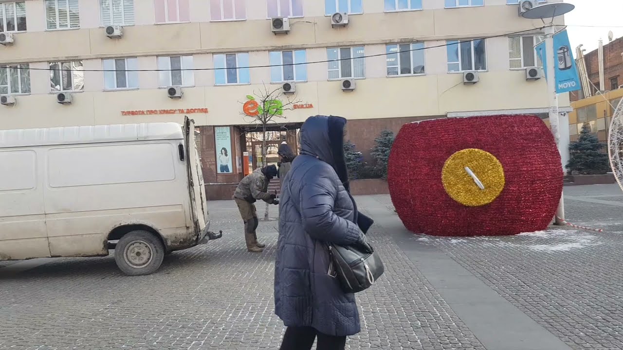 Поехал в центнер смотреть новогоднюю ёлку! Купил вкусняшек - YouTube