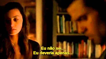 Qual episódio Hayley e Elijah se beijam?