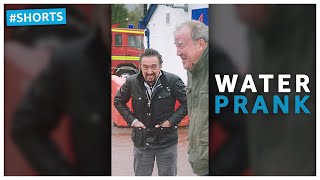 Download Lagu James May wordt geprankt door een auto vol water #Shorts MP3