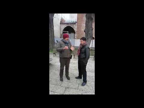 مرشد سياحي تركي يشرح تاريخ آيا صوفيا اسطنبول لمرشد مغربي