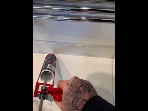 Videó: A fürdőszoba és a csempe közötti hézag tömítése: poliuretán hab, szilikon tömítőanyag. Fürdőszoba felújítás