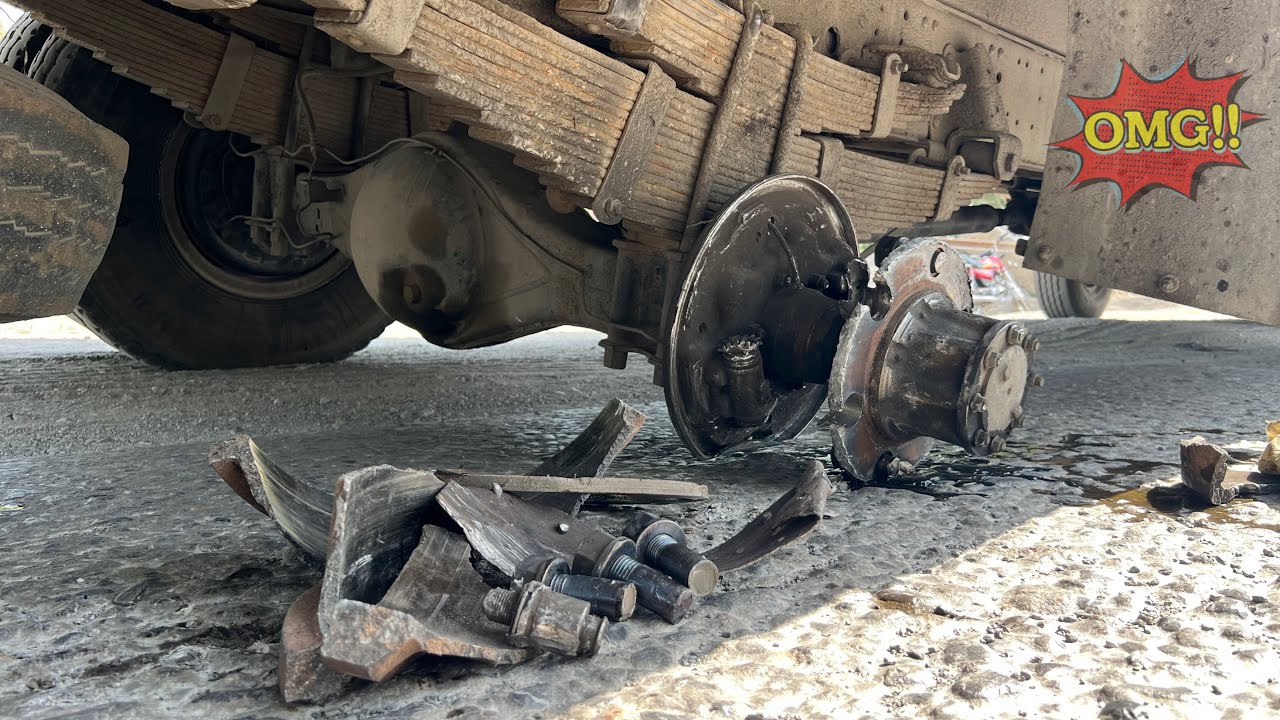 Pakistani Truck Accident | Mazda Axle Hub &amp; Bolts Totally Damaged | Roadside Repair