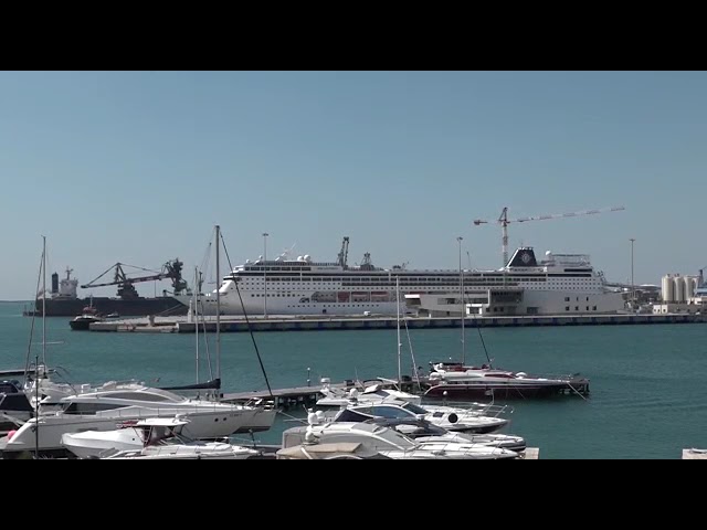 Le sirene al Porto di Taranto per la morte di Massimo De Vita