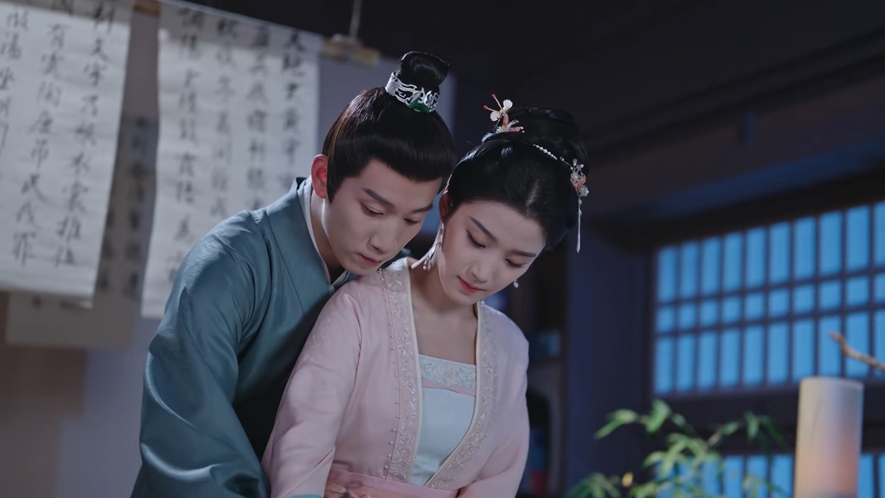 Намек на близость! Брат обнимает сестру сзади и учит её писать, держа за руку.