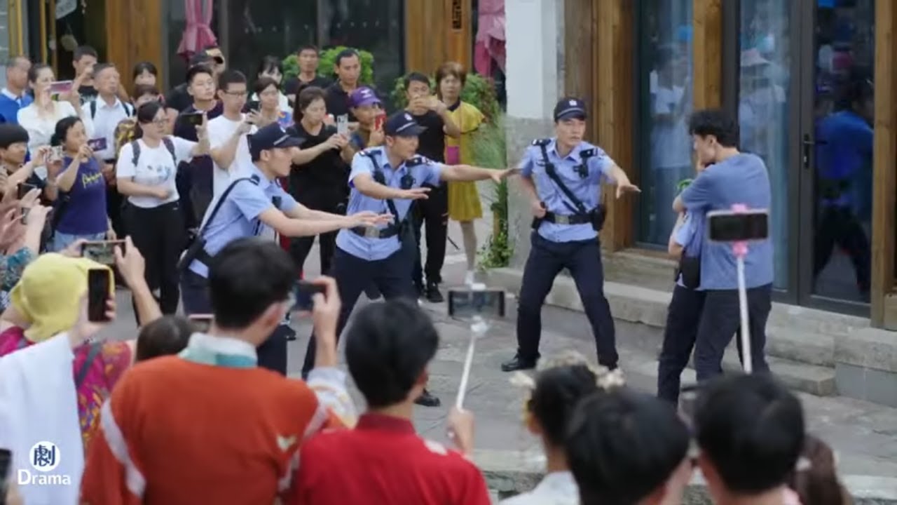 警花值勤被挾持嚇哭，竟被網友罵柔弱，警察父親罵她給警局丟臉，誰料老民警霸氣維護
