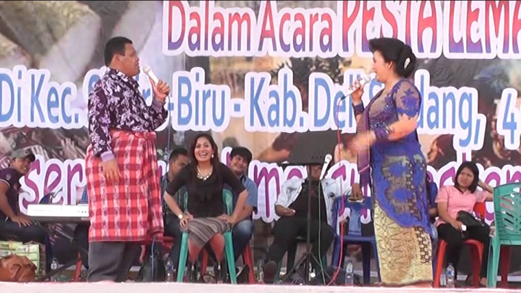 Adu Perkolong kolong lucu Keleng Barus vs Dewi Br Tarigan  Pesta Lemang Biru - Biru 2016