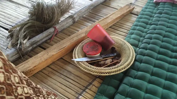 Ikat tying Ibu Matilde Flores 2015