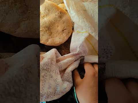 ها علاش ما خصكش تعطي الخبز للدجاج لان الخبز ما كيخليهش يبيض اوكي يسمنه وكيدير له الشحمه في العش ديال