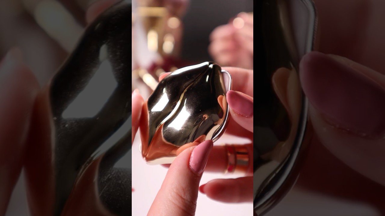 A kiss of hydration, a glow of golden shimmer. NEW Kiss & Glow Shimmer Lip Balm does everything! ✨👄