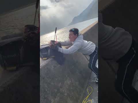 突風と戦う男🤣#釣り #爆笑 #コント #鹿児島 #とある休日 #2023shorts #shorts #fishing #comedy #japan