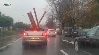 VIDEO: Bărbat din Craiova surprins în timp ce transporta țevi uriașe cu o decapotabilă pe ploaie 1 video