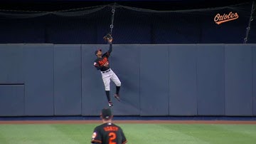 BAL@NYY: Jones makes a fine leaping grab at the track