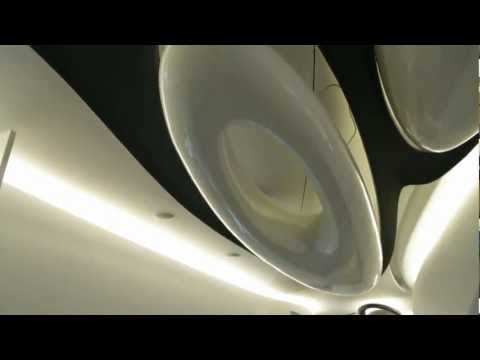 Videó: Futurisztikus Roca London Galéria Zaha Hadid Architects