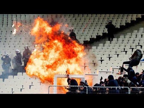 Alle beelden van rellen bij AEK - Ajax (In het stadion)