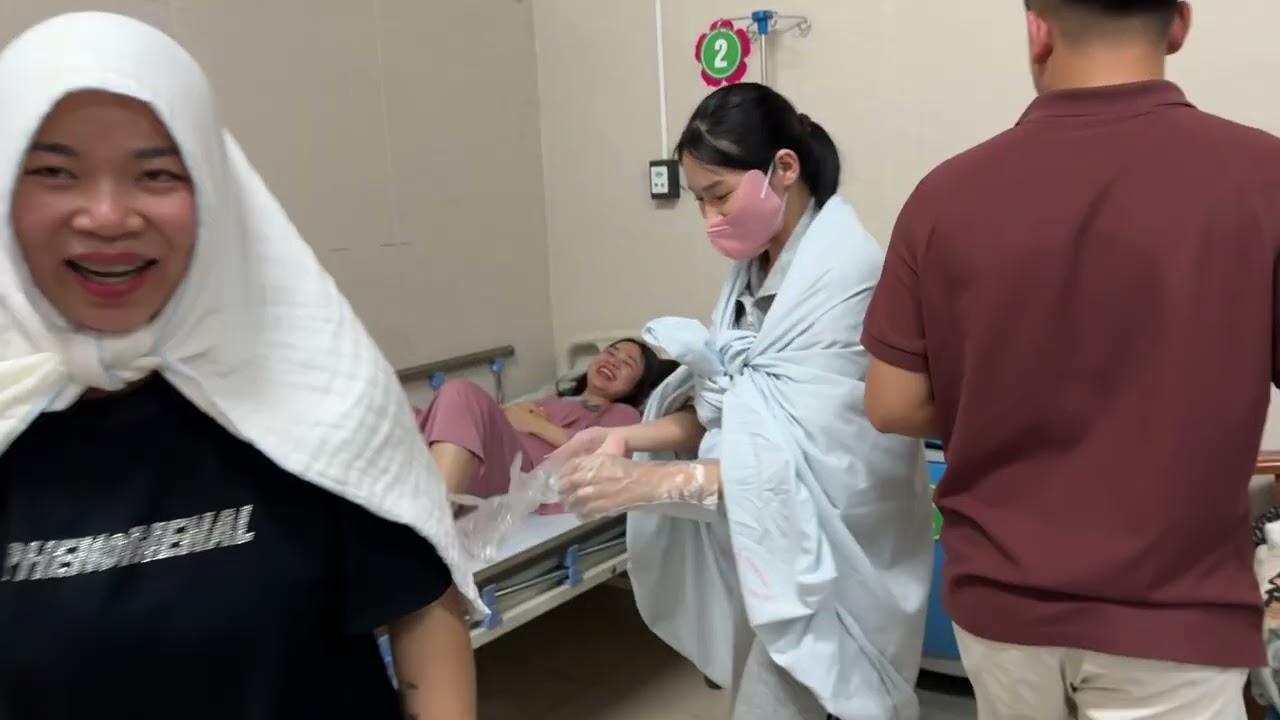 Chi Sen Cười Chẩy Nước Mắt Khi Ánh Và Hoài Làm Trò Ở Viện