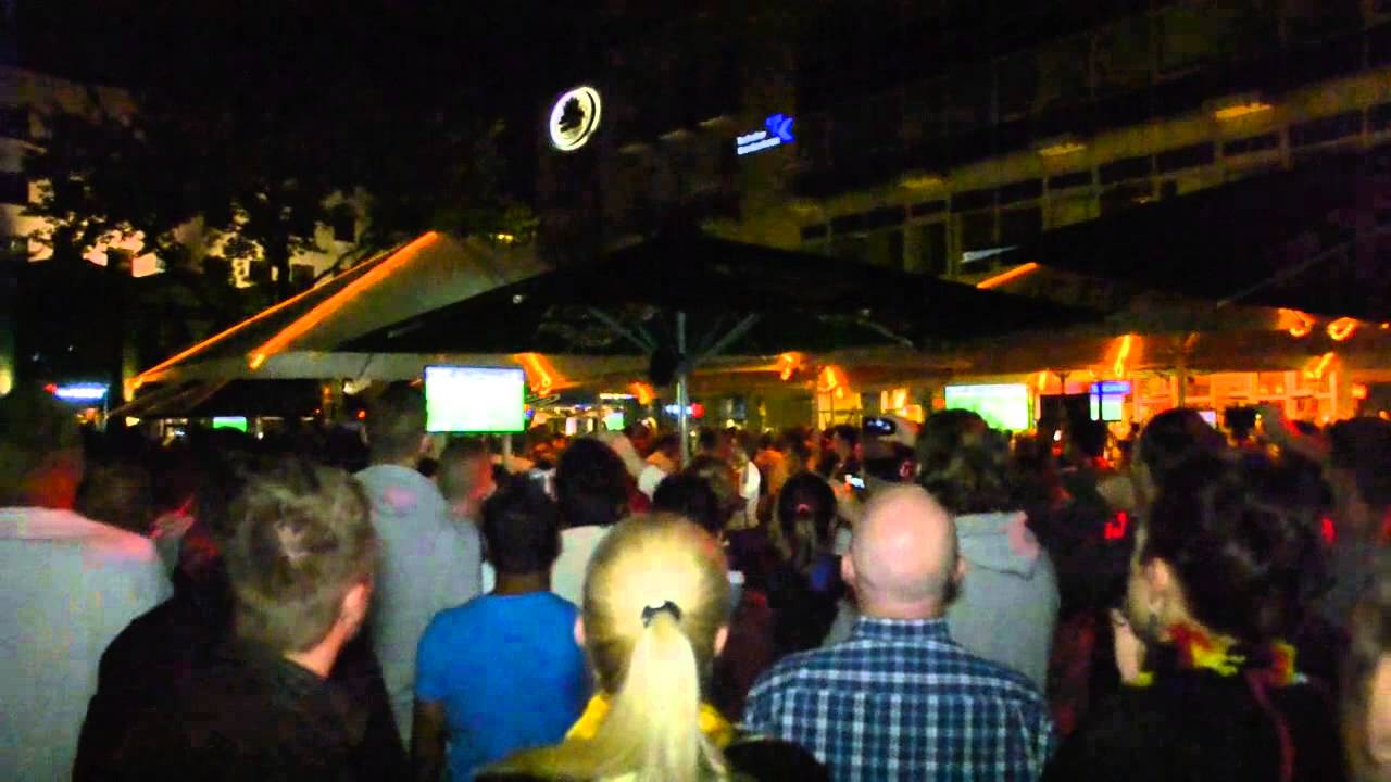 Fussball - Fans  feiern am 13.7.2014 in der  Dortmunder Innenstadt