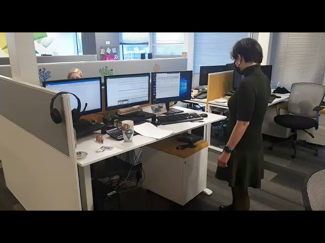 שולחן מחשב חשמלי לעבודה בעמידה