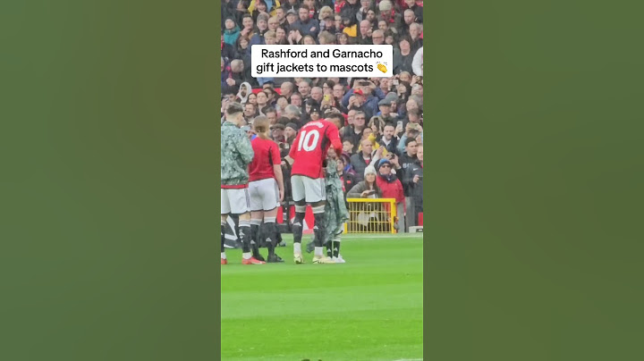 Rashford and Garnacho gift jackets to mascots ❤️