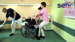 [PL] 09 Zakładanie pieluch anatomicznych na osobę na wózku inwalidzkim dwóch opiekunów