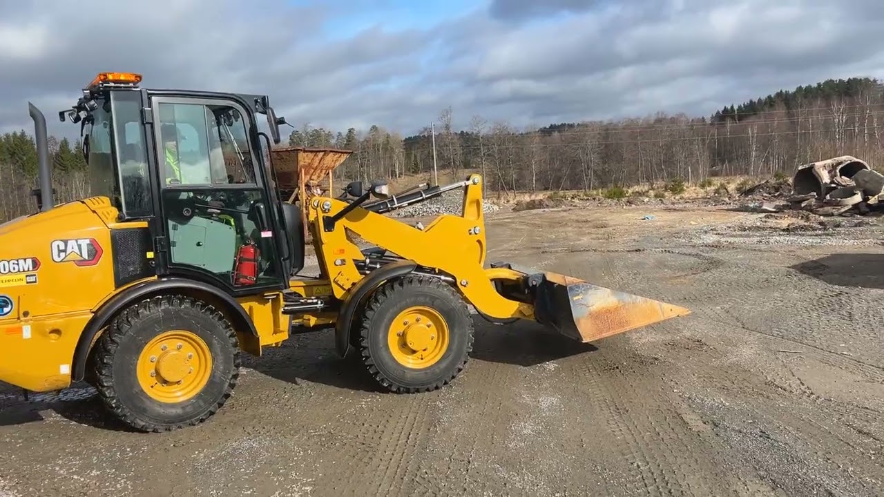 Hjullastare / kompaktlastare Caterpillar 906M med redskap  