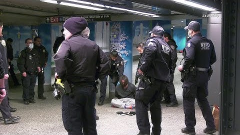 NYPD Cops Call for Backup, Cop Punched, Perp Arrested / Penn Station NYC 4K 4.10.22