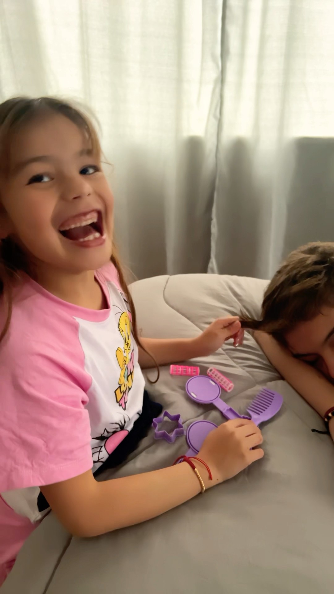 ME ENCONTRARON PEINANDO A MI HERMANO ?#humor #cosasdefamilia #comedia #shortviral