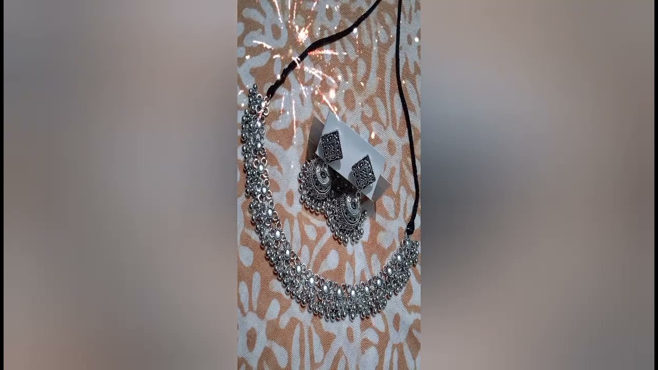 “সাধারণ লুকে রাজকীয় ছোঁয়া।”