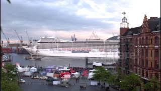 Cruise Ship Playing 'Seven nation army' and 'happy birthday' melody