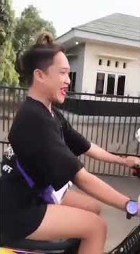 bencong naik motor nih bos