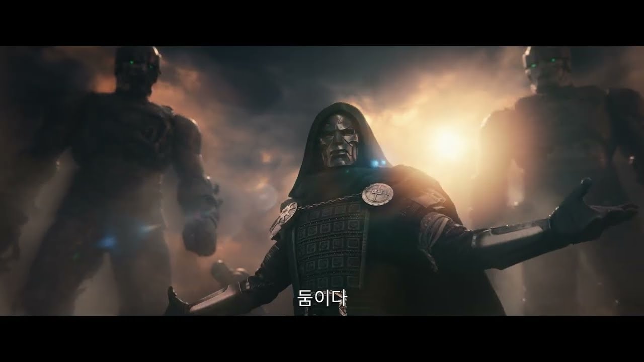 거대한 형체들이 늘어선 하늘 아래 두 팔을 벌린 가면 인물