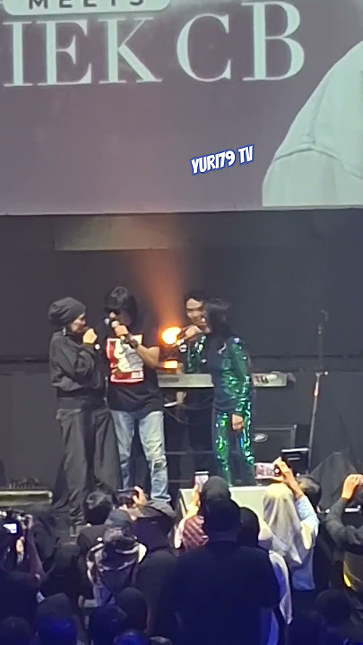 Baju nya mba Atiek CB mirip...🤣 #concert #fypシ゚viral #konser #nickyastria #atiekcb #ikangfawzi