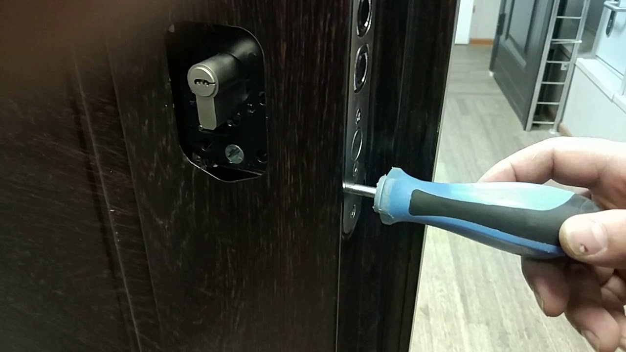 Pandoor личинка замка. Замок «masterlock» двери форпост 790. Замки для китайских металлических дверей. Девушка открывает входную дверь. Дизайн интерьера входной двери.